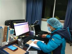 張靜敏老師凌晨堅(jiān)守工作崗位2